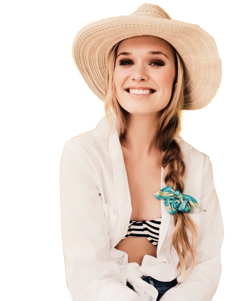 femme a chapeau souriante